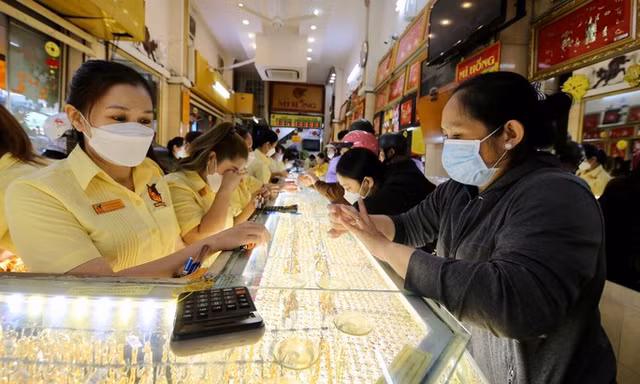 Vì sao vàng SJC bị bán tháo?