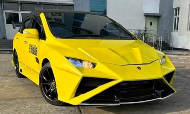Honda Civic trang trí phong cách siêu xe Lamborghini 