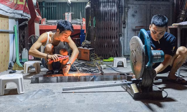 Mất điện khiến nhiều người phải chuyển việc từ làm ban ngày sang đêm