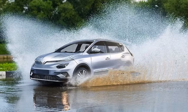 Những điều cần chú ý khi vận hành ô tô điện vào ngày mưa