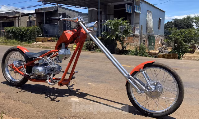 Phục chế Honda Super Cub thành mô tô kiểu dáng Chopper bụi bặm