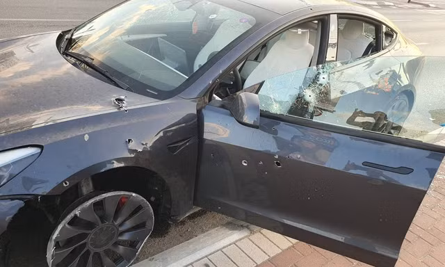 Xe điện Tesla cứu người đàn ông Israel sau hơn 100 viên đạn