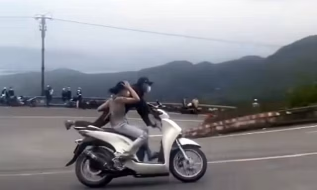 Công an truy tìm đôi nam nữ đi SH 'làm xiếc' ở đèo Hải Vân
