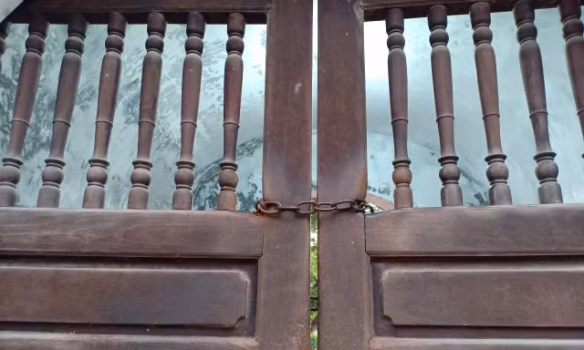 Phố ông Đồ tại Hà Nội cửa đóng then cài trong ngày 27 Tết