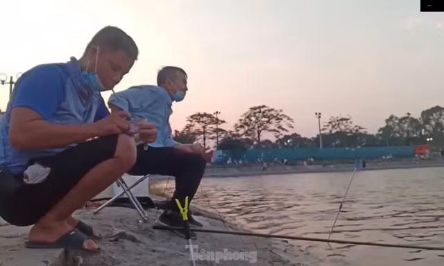 Một số đối tượng đang biến hồ điều hòa Định Công thành nơi câu cá dịch vụ, hốt bạc triệu mỗi ngày bằng cách thu tiền theo ca, cho thuê đồ câu...