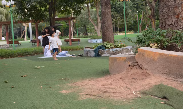 Nhiều hạng mục tại công viên Cầu Giấy xuống cấp, gây nguy hiểm cho trẻ