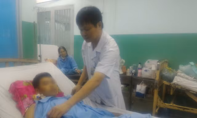 Tranh cãi với đồng nghiệp, nam thanh niên bị đâm thấu ngực