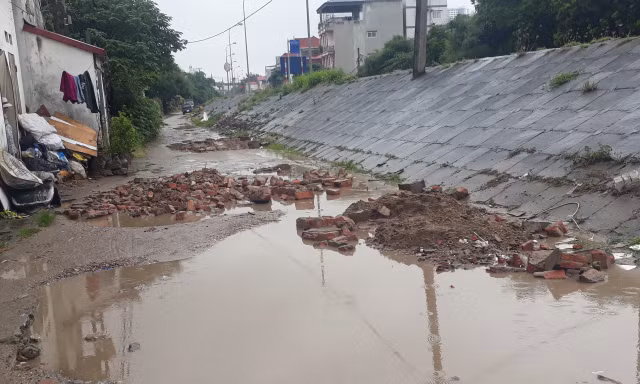 Đường bê tông vỡ nát khiến người dân đi lại khó khăn