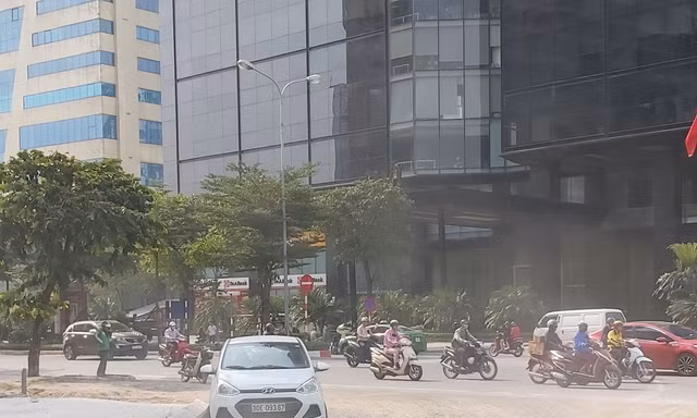 Sáng ngày 7/11 không khí bao quanh công viên Cầu Giấy ô nhiễm nặng nề