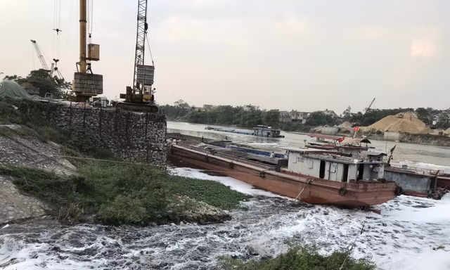 Nước đen, nổi bọt từ kênh Tào Khê chảy ra sông Cầu