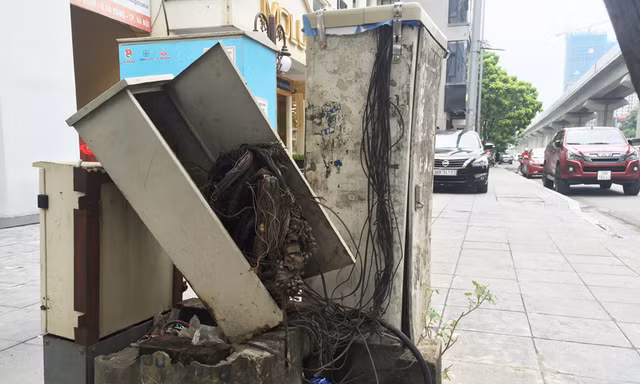 Tổ hợp 3 tủ điện nhếch nhác, có cái bị bung nắp trên phố Nguyễn Trãi.