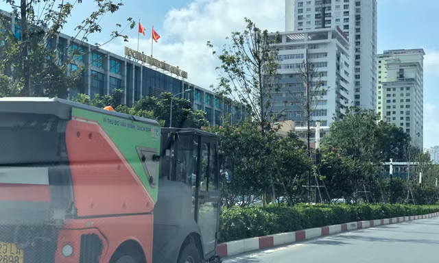 Hà Nội bụi mù trời, người dân tha thiết đề nghị rửa đường