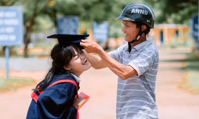 Khoảnh khắc ấm áp của nữ sinh bên cha trong ngày chụp ảnh kỷ yếu