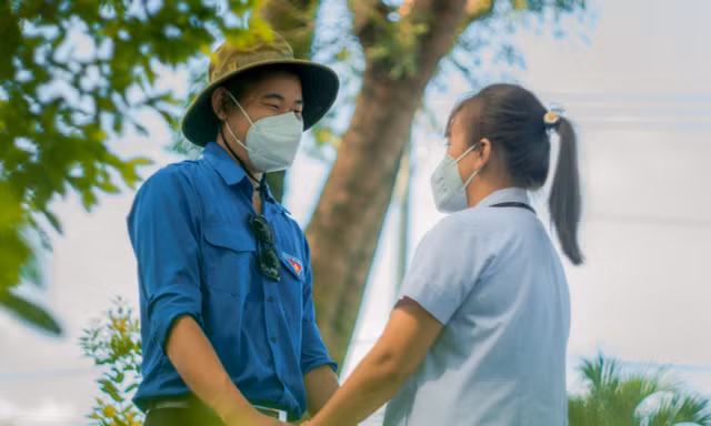Bộ ảnh cưới đặc biệt của cặp đôi 9x cùng nhau đi tình nguyện chống dịch