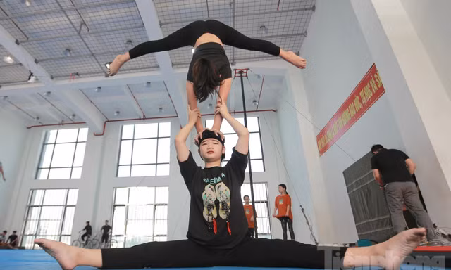 Tận mắt xem học viên trường xiếc khổ luyện thành tài