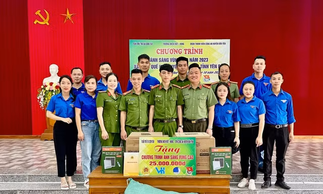 Trao tặng công trình Ánh sáng vùng cao cho bà con khó khăn ở Yên Bái