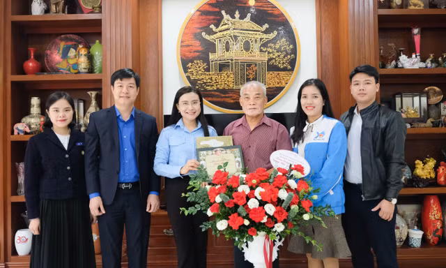 Bí thư T.Ư Đoàn thăm, chúc mừng Nguyên Thứ trưởng Bộ GD&ĐT nhân dịp 20/11
