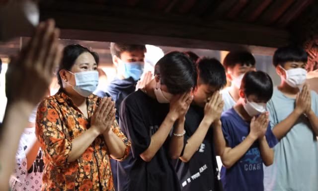 Sĩ tử hồi hộp, nô nức đi chùa cầu may trước kỳ thi tuyển sinh vào lớp 10