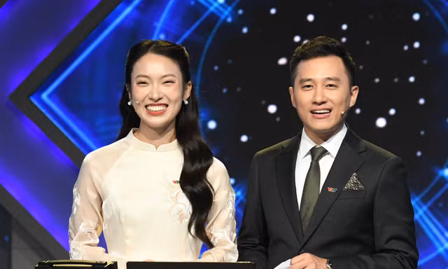 MC Khánh Vy duyên dáng, cùng MC Ngọc Huy nhiệt tình 'tiếp lửa' các thí sinh Olympia 23