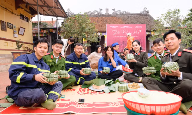 Chiến sĩ công an gói bánh chưng tặng bệnh nhân, gia đình khó khăn