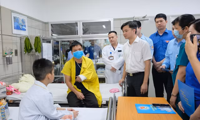 Bí thư T.Ư Đoàn thăm, động viên nạn nhân trong vụ cháy chung cư mini