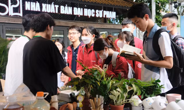 Giới trẻ Hà Nội nhận rác, tặng cây
