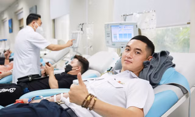 Chàng phi công trẻ hơn 10 lần hiến máu với thông điệp 'cho đi là còn mãi...'
