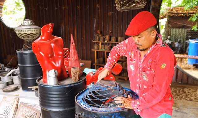 Chàng họa sĩ lang thang đi nhặt rác về 'tái sinh' thành tác phẩm nghệ thuật 