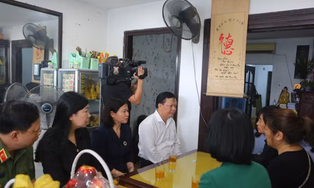 Bí thư Hà Nội Đinh Tiến Dũng thăm hỏi, động viên gia đình 3 chiến sĩ hy sinh