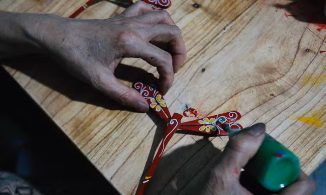 Về Thạch Xá xem nghệ nhân chắp cánh cho chuồn chuồn tre bay khắp năm châu 