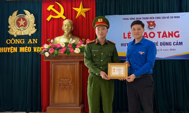 Trao Huy hiệu Tuổi trẻ dũng cảm cho thượng úy công an cứu người giữa dòng nước lũ