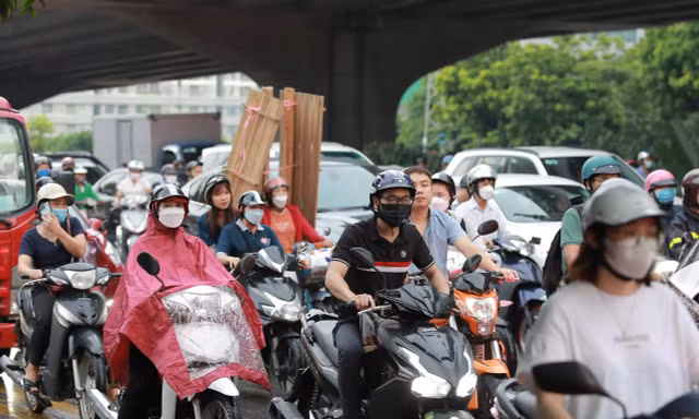 Người dân Hà Nội chật vật về nhà sau cơn mưa chiều tầm tã 