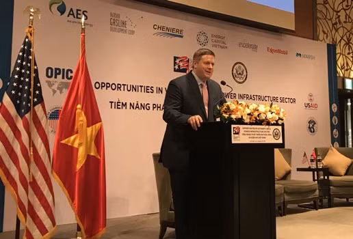 Quyền Trợ lý Bộ trưởng Thương mại Hoa Kỳ Ian Steff phát biểu tại Hội thảo. (ảnh: ĐSQ Mỹ)