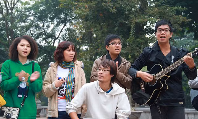 Giới trẻ Hà thành mê mẩn 'du ca đường phố'