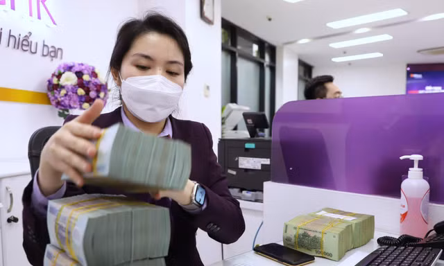 Lãi suất ngân hàng cao, người dân đi gửi tiền tăng vọt 