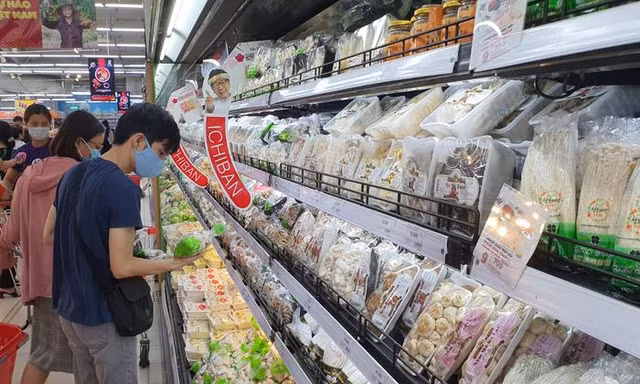 Nhiều siêu thị mở cửa trở lại sớm phục vụ nhu cầu mua sắm của nhân dân.