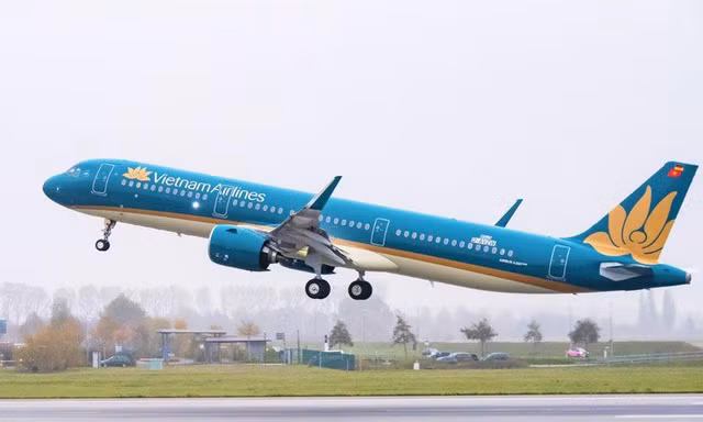 Máy bay hạ cánh khẩn cấp xuống Đà Nẵng, Vietnam Airlines nói gì?
