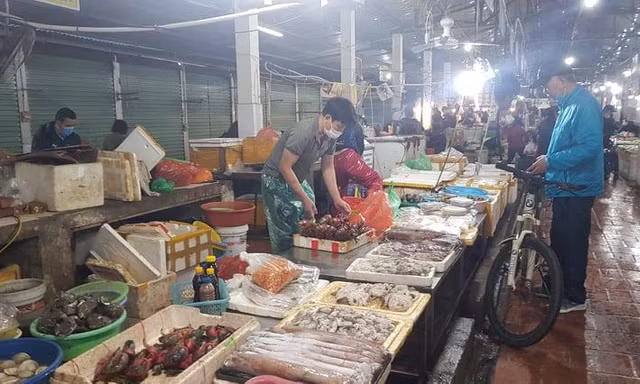 Hải sản tăng giá gấp đôi so với Tết tại chợ Diêm Gỗ (Long Biên, Hà Nội). Ảnh: Ngọc Mai