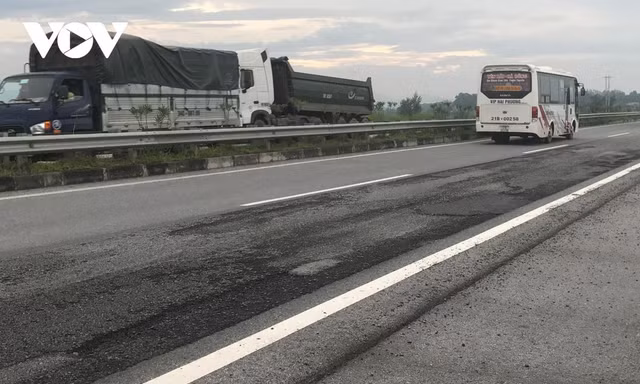 Cao tốc Nội Bài- Lào Cai với nhiều đoạn hằn lún.