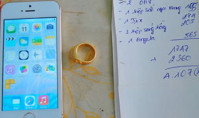 Chiếc Iphone 5S và nhẫn dỏm 