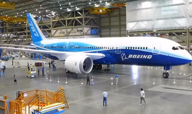 Boeing 787 Dreamliner là đối thủ của Siêu máy bay Airbus A380 của Pháp.