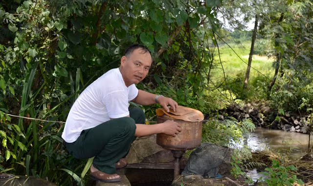 Người dân lợi dụng sức nước để phát điện
