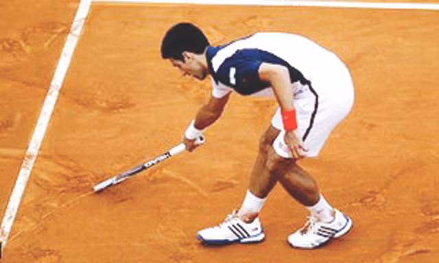 Nole vẽ trái tim trên sân để bày tỏ sự sẻ chia hoạn nạn cùng người dân Serbia đang chịu thiên tai với Hull. Ảnh: AP