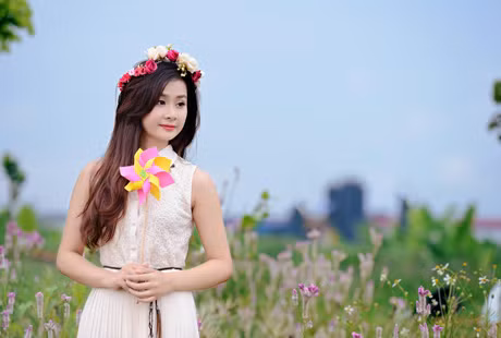 Nữ sinh kinh tế xinh tươi giữa sắc trời thu