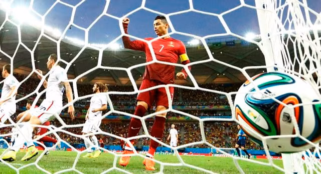 [ẢNH]: Ronaldo thở phào sau trò đu dây tử thần
