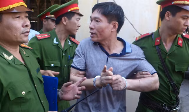  Sau phiên tòa, Dương Tự Trọng bị áp tải lên xe thùng về trại giam 