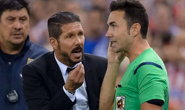 Đập đầu trọng tài, HLV Diego Simeone bị cấm chỉ đạo 8 trận