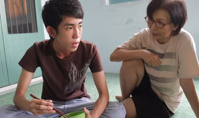 Nhân được bà Nguyễn Thị Huệ (bìa phải) cho ở trọ miễn phí