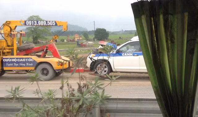  Chiếc xe của lực lượng CSGT gặp nạn. Ảnh: T.D