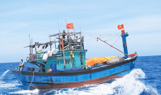 Cờ Tổ quốc tung bay giữa Hoàng Sa. Ảnh: Nam Cường 
